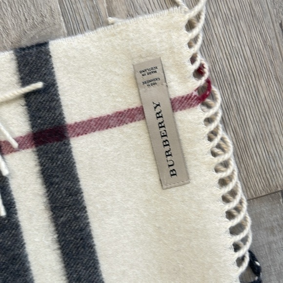 Burberry Cashmere scarf - Picture 3 of 6